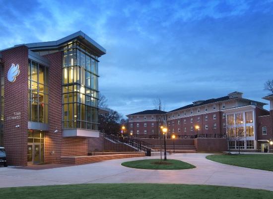 Gathering area where the East Commons building meets with one of 在线博彩's residence halls. 